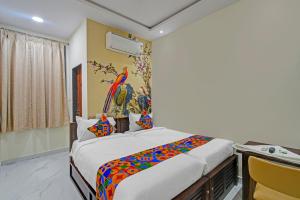 Ένα ή περισσότερα κρεβάτια σε δωμάτιο στο FabHotel Broholic Stay Inn