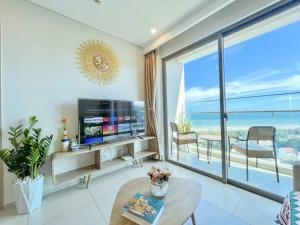 头顿The Sóng Vũng Tàu Infinity Pool Apartment - Hồ Bơi Vô Cực的可以看到海景的客厅
