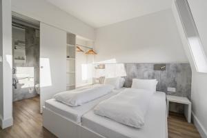 Una cama o camas en una habitación de mk hotel london