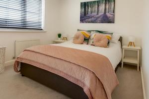 Ένα ή περισσότερα κρεβάτια σε δωμάτιο στο Exeter Modern 3-Bed - Garden Escape - Parking