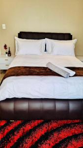 Una cama o camas en una habitación de Edenpark 2 Bedroom Villa