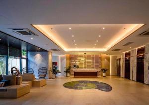 Una gran sala de estar con un sofá y una mesa. en The Song Apartment 5 Stars Vung Tau - Căn Hộ Du Lịch Biển Vũng Tàu, en Vung Tau 104 fotos más