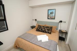 克尼斯纳302 Seahorse - Premium 2 Bedroom Unit with Pool & Parking的房间里有一张床的卧室 更多42张照片