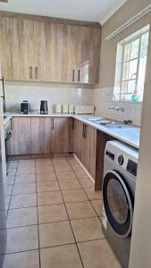 Una cocina o cocineta en Edenpark 2 Bedroom Villa 28 fotos más