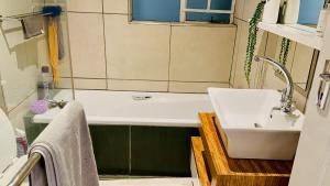 Un baño de Edenpark 2 Bedroom Villa