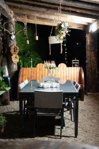 a black table with chairs and flowers on it at Casa Flor do Campo in Celorico de Basto