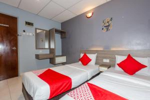 Ένα ή περισσότερα κρεβάτια σε δωμάτιο στο OYO 91258 Qish Hotel Banda Kaba +16 φωτογραφίες
