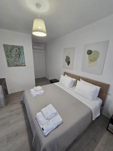 Postel nebo postele na pokoji v ubytování Shkodra Harmony Residences