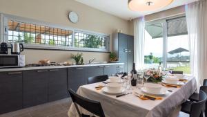 uma cozinha com uma mesa com uma toalha de mesa em Villa Atmosfere 8, Emma Villas em Colle Alto