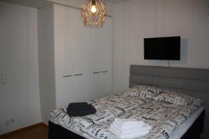 ein Schlafzimmer mit einem Bett und einem Fernseher an der Wand in der Unterkunft Cozy and modern studio in a top location in Turku