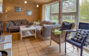 Χώρος καθιστικού στο Amazing Home In Knebel With Private Swimming Pool, Can Be Inside Or Outside