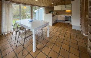 Η κουζίνα ή μικρή κουζίνα στο Amazing Home In Knebel With Private Swimming Pool, Can Be Inside Or Outside