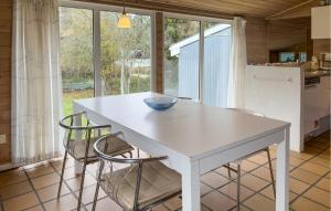 Η κουζίνα ή μικρή κουζίνα στο Amazing Home In Knebel With Private Swimming Pool, Can Be Inside Or Outside +7 φωτογραφίες