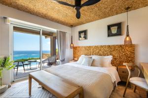 En eller flere senge i et værelse på Vala Luxury Villa A + 31 billeder