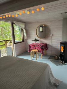 una camera da letto con tavolo e specchio di Metsä Kolo a Saariharju
