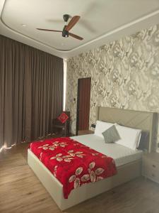 Un dormitorio con una cama con una manta roja. en Nuwara Eliya Karjat - 5BHK Villa, en Karjat 21 fotos más