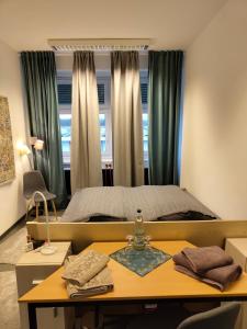 埃施韦格Bed&Bike Gästezimmer direkt am Werratalradweg in Eschwege的卧室配有一张床,窗户前设有一张桌子