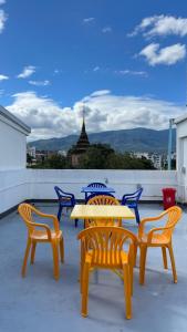 Nespecifikovaný výhled na hory nebo výhled na hory při pohledu z hostelu