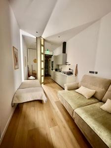 a living room with a couch and a kitchen at Mestalla flats & Rut in Valencia