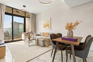 阿布扎比Silkhaus Luxury 3BDR Stay in Maryah Island的客厅里有一张桌子和一张沙发