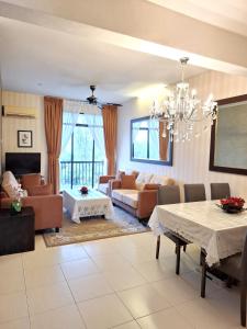 Χώρος καθιστικού στο Partial Seaview with Wifi, Batu Ferringhi