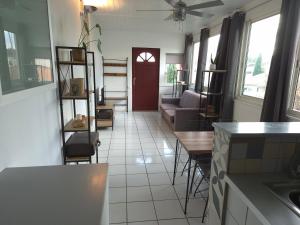 una cucina e un soggiorno con un divano e un tavolo di Provence Studio 33 m2 a Cavaillon