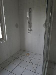 bagno con doccia e piastrelle bianche di Provence Studio 33 m2 a Cavaillon