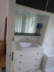 un bagno con un lavandino bianco e uno specchio di Provence Studio 33 m2 a Cavaillon