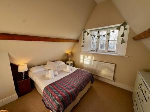 Ένα ή περισσότερα κρεβάτια σε δωμάτιο στο Hill House - Country Retreat by Maison Pro +49 φωτογραφίες