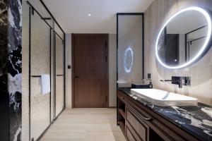 un baño con lavabo y espejo en Chongqing Bert High-Altitude Hotel Jiangbeizui Financial Center Branch, en Chongqing 44 fotos más