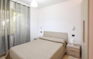 Giường trong phòng chung tại Gorgeous Home In Cirella With Wifi