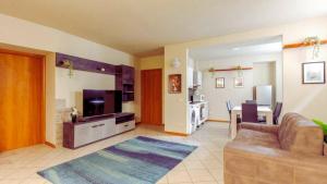 Un televizor și/sau centru de divertisment la Lake & Mountain Comfortable Stay