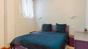 Un pat sau paturi într-o cameră la Lake & Mountain Comfortable Stay