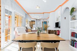 TV a/nebo společenská místnost v ubytování Bungalow Sunrise Europa + 13 fotografií