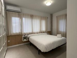 En eller flere senge i et værelse på Plata II by Clabao