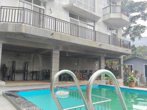 Bazén v ubytování Hemgiri - 6BHK Pool Garden Villa Girivan Mulshi nebo v jeho okolí