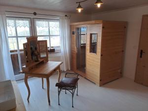 拉姆Kaffeehaus Blaslhöhe的房间里有一张木桌、一把椅子和几扇窗户。