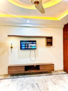 Μια τηλεόραση ή/και κέντρο ψυχαγωγίας στο Comfort Family suites