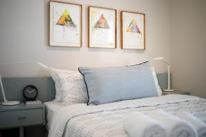 una camera con un letto e tre immagini sul muro di 307 Seahorse - 1 Bedroom Premium Unit with Parking a Knysna Altre 36 foto