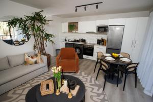 un soggiorno con un divano e un tavolo di 307 Seahorse - 1 Bedroom Premium Unit with Parking a Knysna