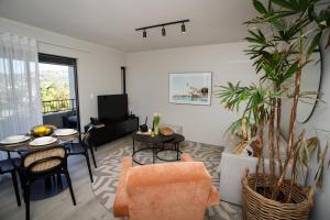 un soggiorno con un divano e un tavolo di 307 Seahorse - 1 Bedroom Premium Unit with Parking a Knysna