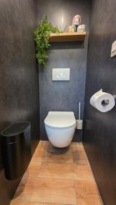 Et badeværelse på Vliegend Hert, Direct in de Natuur op de Veluwe + 28 billeder