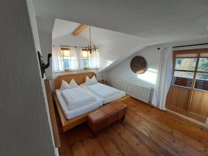 Ένα ή περισσότερα κρεβάτια σε δωμάτιο στο Kaffeehaus Blaslhöhe