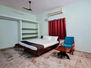 Postel nebo postele na pokoji v ubytování Naadi Grand Inn