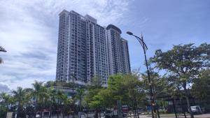 新山Southkey Mosaic Mid Vally Apartment by WSD的前面有树木的高楼