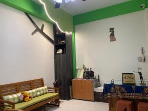 um quarto com uma cruz na parede e um banco em 福田民宿 台東民宿476號 em Guanshan