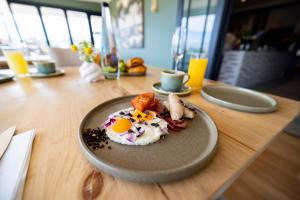 un piatto di cibo per la colazione su un tavolo di legno di Diggers Country House a Tulbagh Altre 31 foto