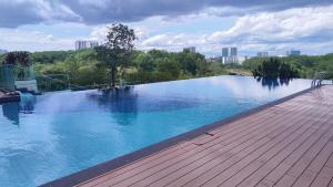 新山Southkey Mosaic Mid Vally Apartment by WSD的大楼里一大片蓝色的海水