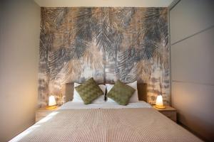 En eller flere senge i et værelse på Theasis Luxury Apartment