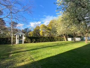 een grasveld met een prieel in een park bij Northfield Boutique Apartments Upstairs and Garden View in Woodend